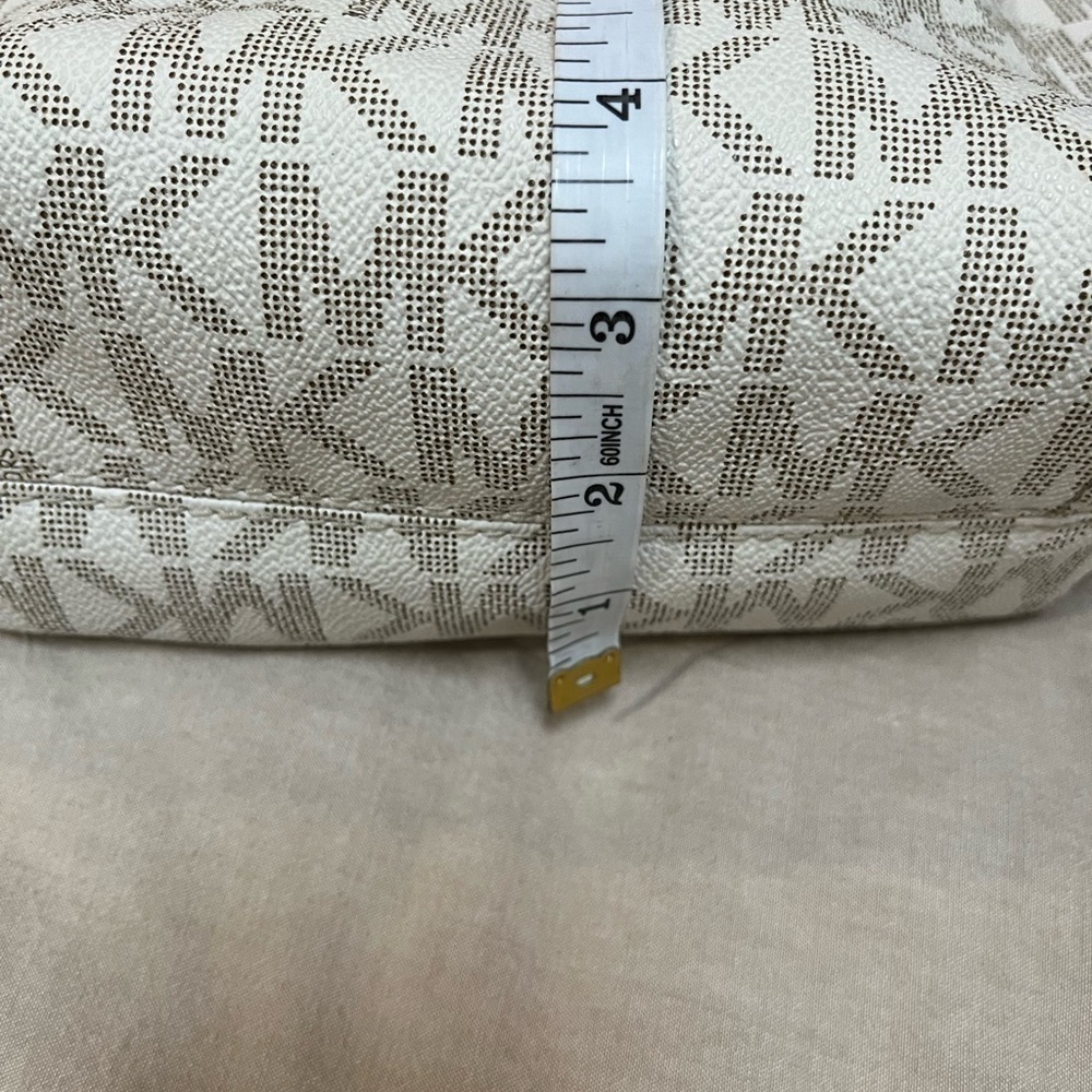 Michael Kors MESSENGER IN SIGNATURE Print - Picture 9 of 14